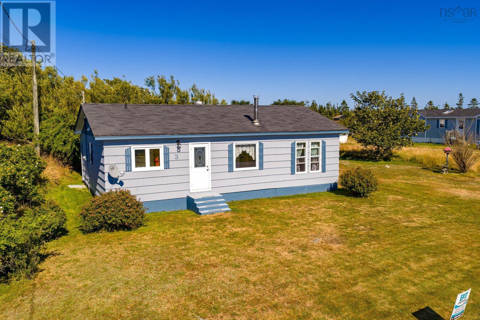 3 Atlantic Street, Clark's Harbour, Nova Scotia  B0W 1P0 - Photo 2 - 202520703