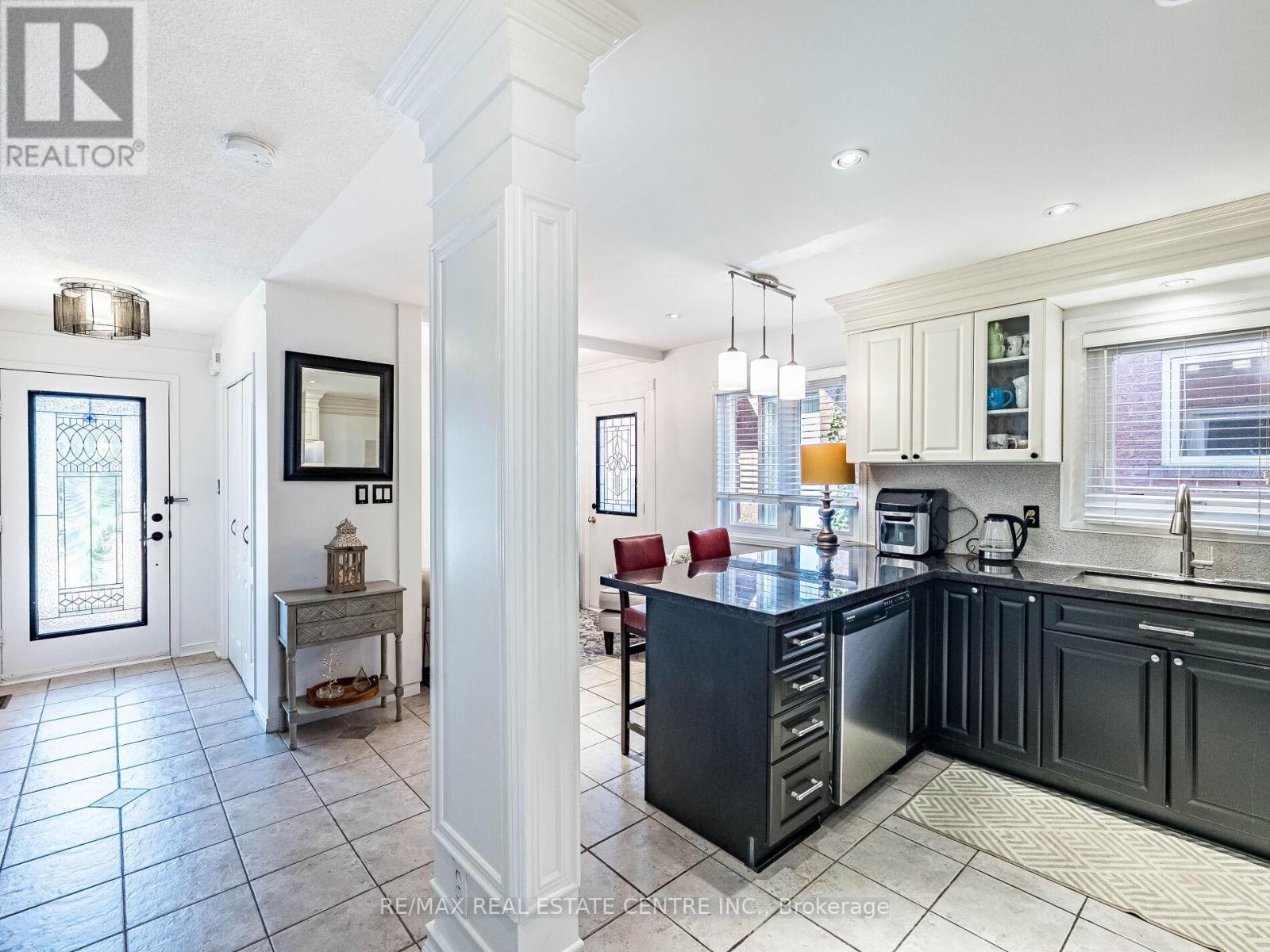 100 White Tail Crescent, Brampton, Ontario  L6Y 5B9 - Photo 8 - W12849928