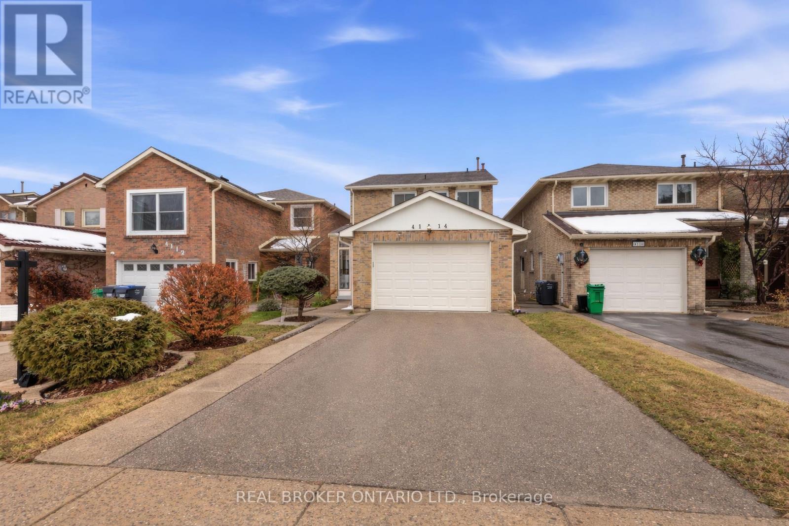 4114 Trapper Crescent, Mississauga, Ontario  L5L 3A9 - Photo 2 - W12849954