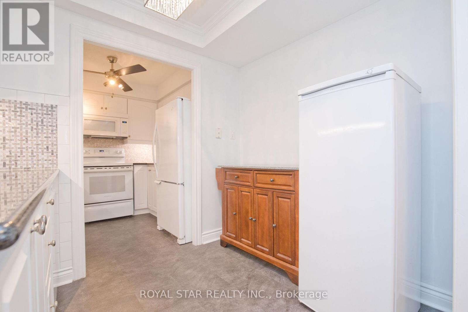 1607 - 1535 Lakeshore Road E, Mississauga, Ontario  L5E 3E2 - Photo 9 - W12849960