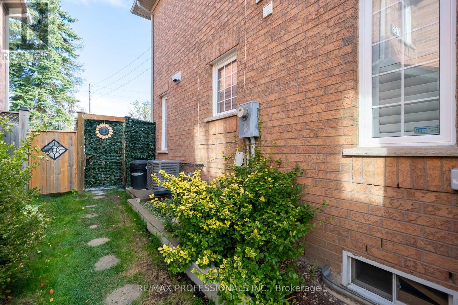 99 Desert Sand Drive, Brampton, Ontario  L6R 1V7 - Photo 35 - W12849968