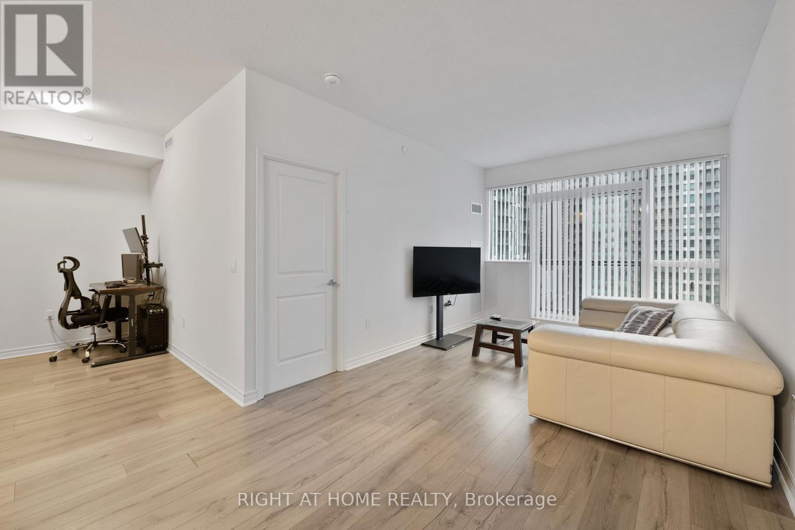 1508 - 349 Rathburn Road, Mississauga, Ontario  L5B 0G9 - Photo 5 - W12850040