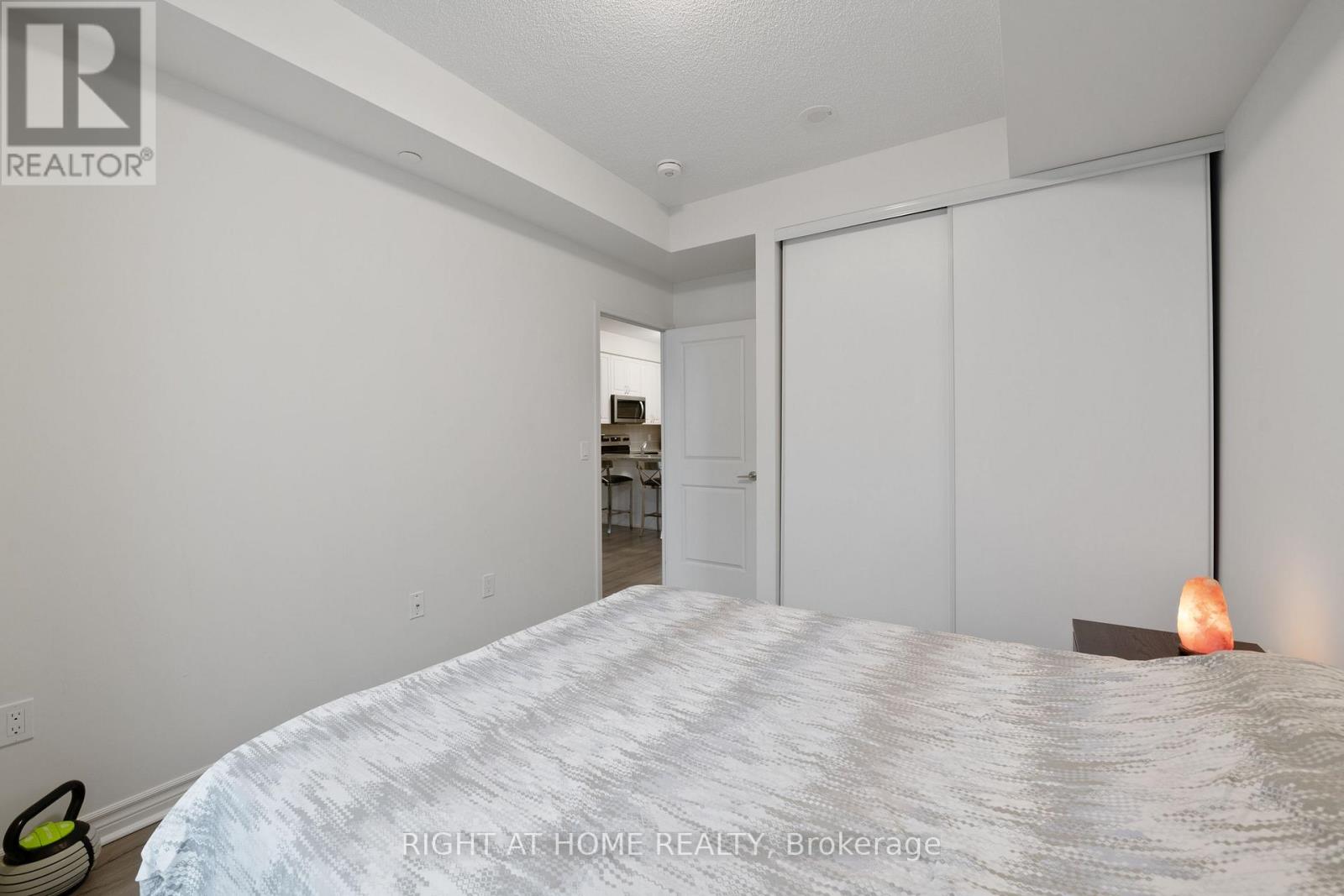 1508 - 349 Rathburn Road, Mississauga, Ontario  L5B 0G9 - Photo 7 - W12850040