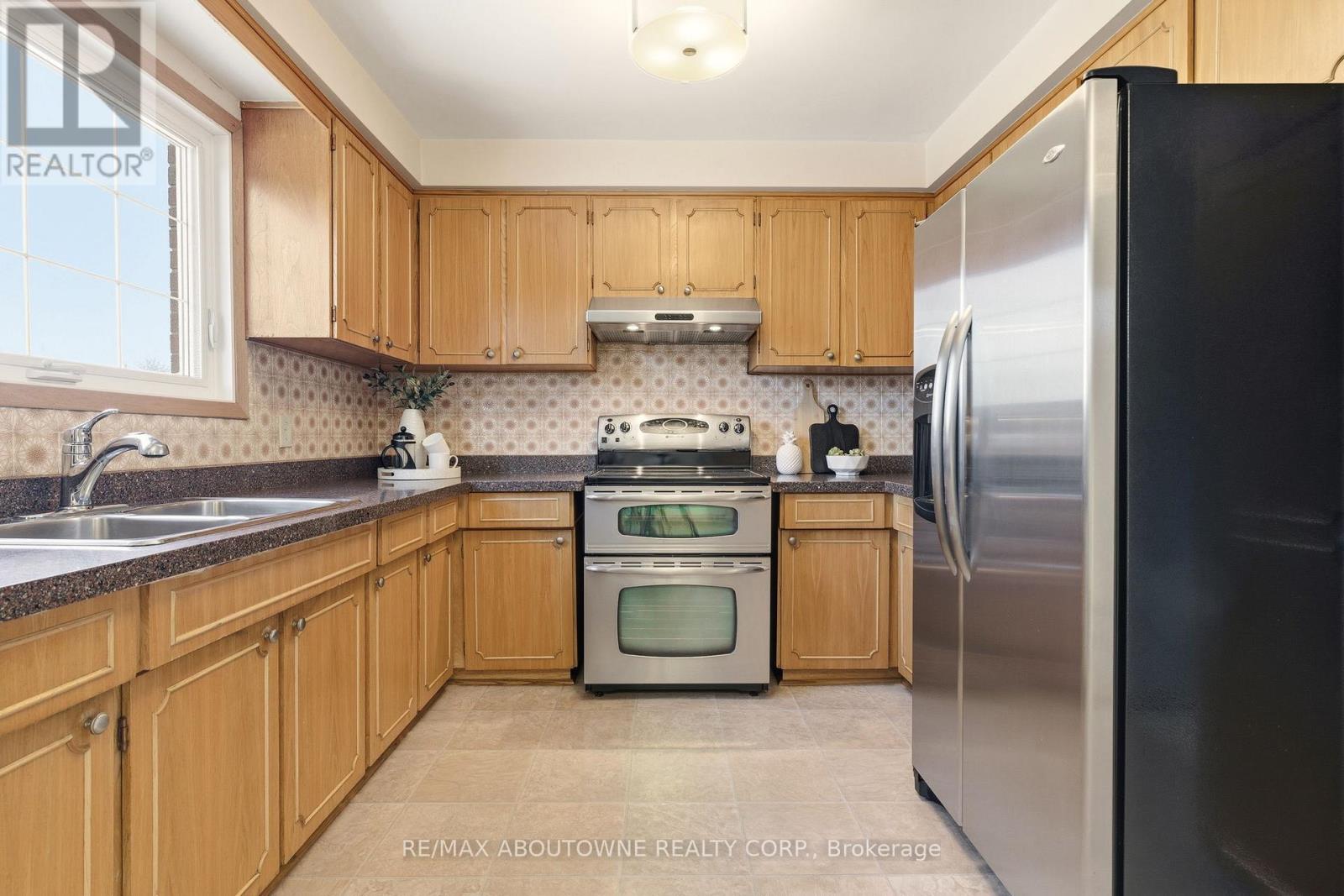 1015 Syeston Court, Mississauga, Ontario  L4Y 2W2 - Photo 14 - W12850128