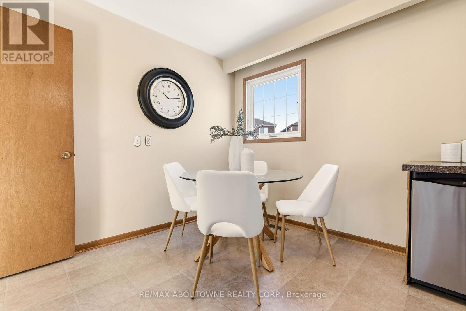 1015 Syeston Court, Mississauga, Ontario  L4Y 2W2 - Photo 19 - W12850128