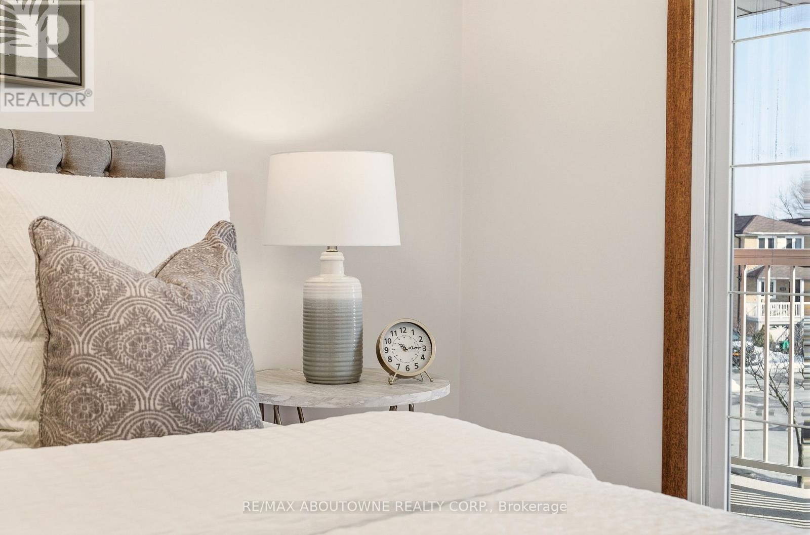 1015 Syeston Court, Mississauga, Ontario  L4Y 2W2 - Photo 24 - W12850128