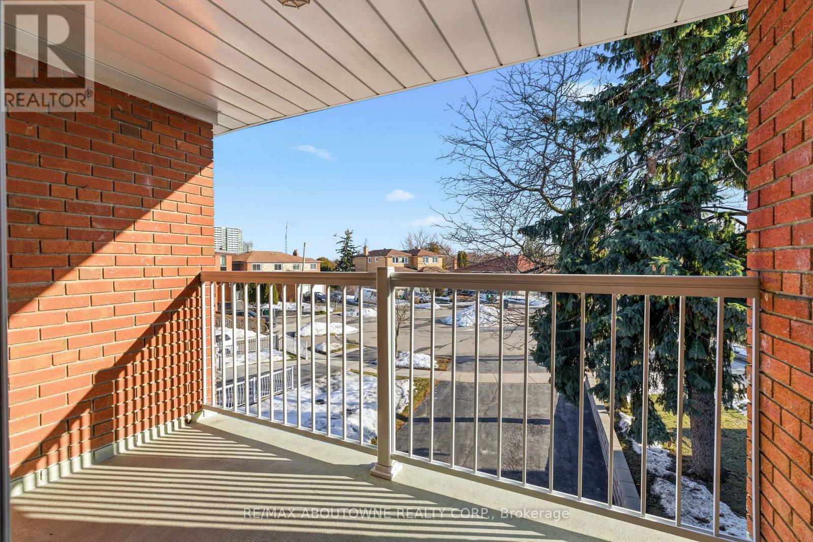 1015 Syeston Court, Mississauga, Ontario  L4Y 2W2 - Photo 25 - W12850128