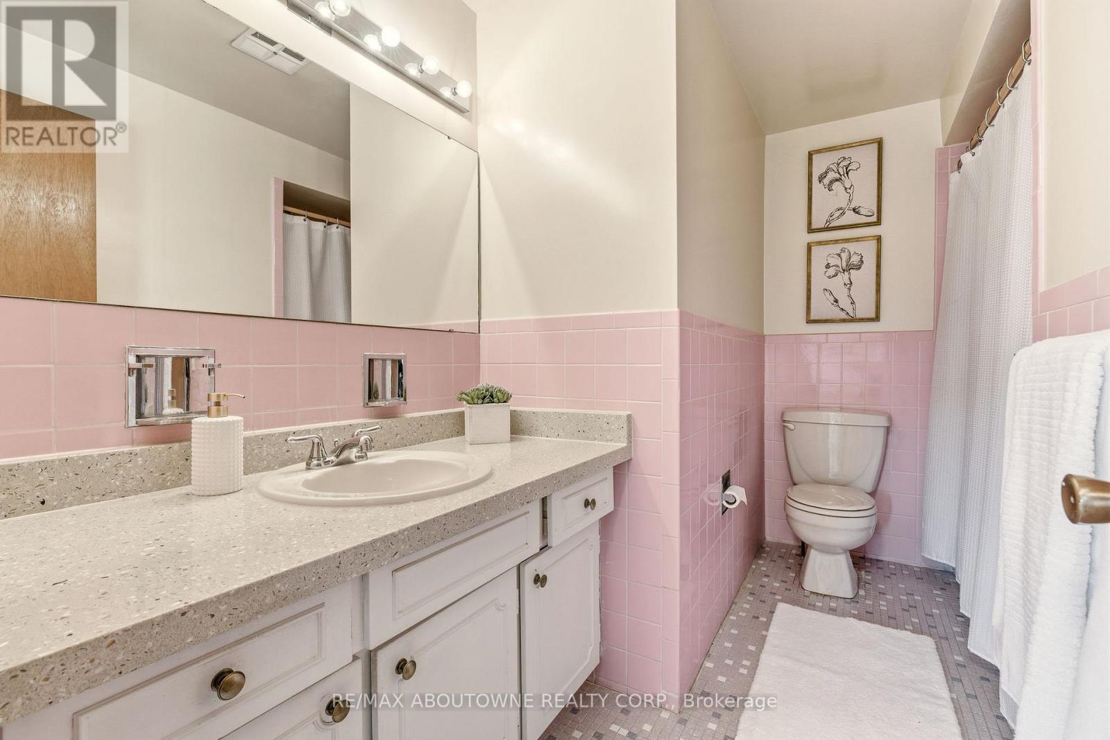 1015 Syeston Court, Mississauga, Ontario  L4Y 2W2 - Photo 33 - W12850128