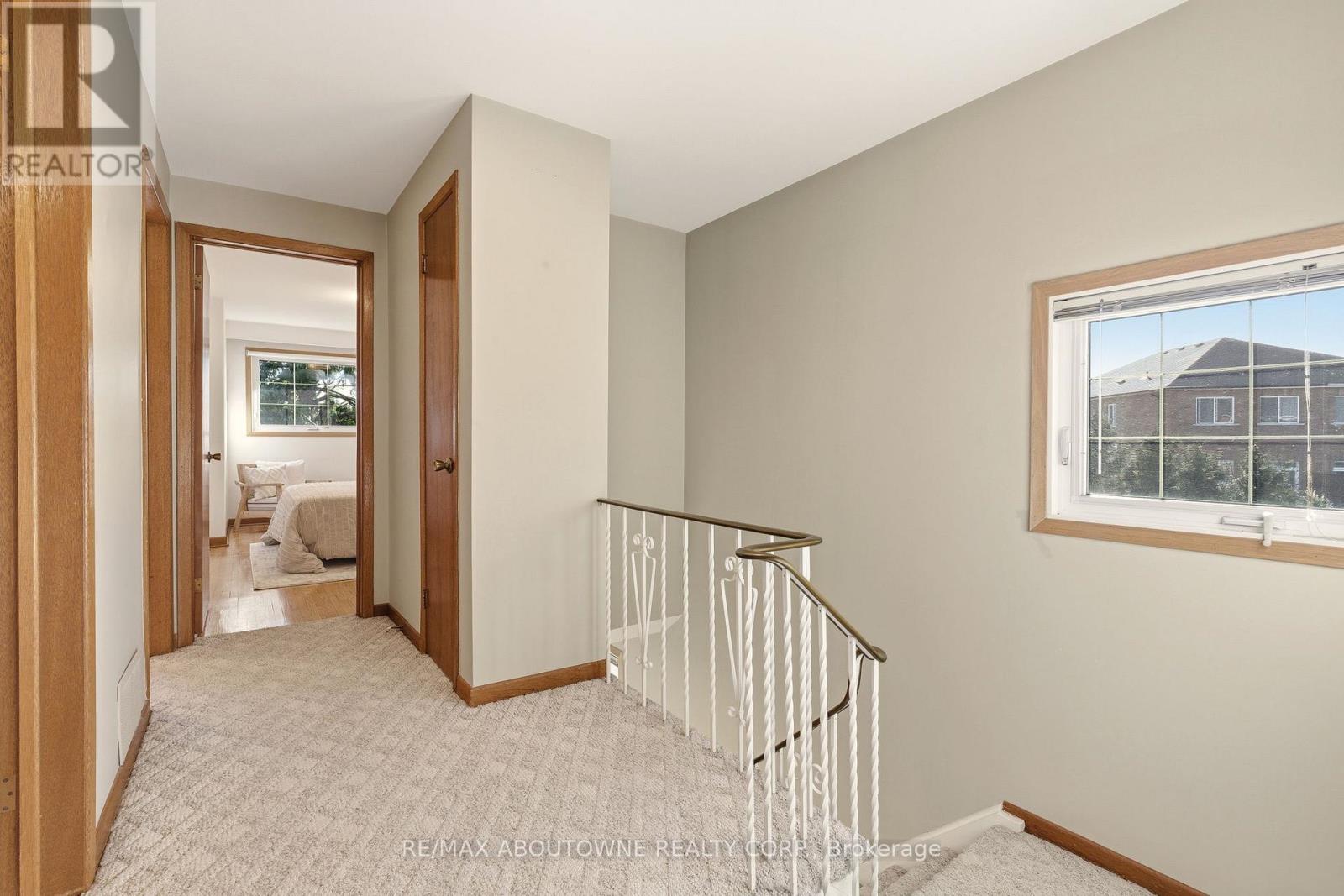 1015 Syeston Court, Mississauga, Ontario  L4Y 2W2 - Photo 34 - W12850128