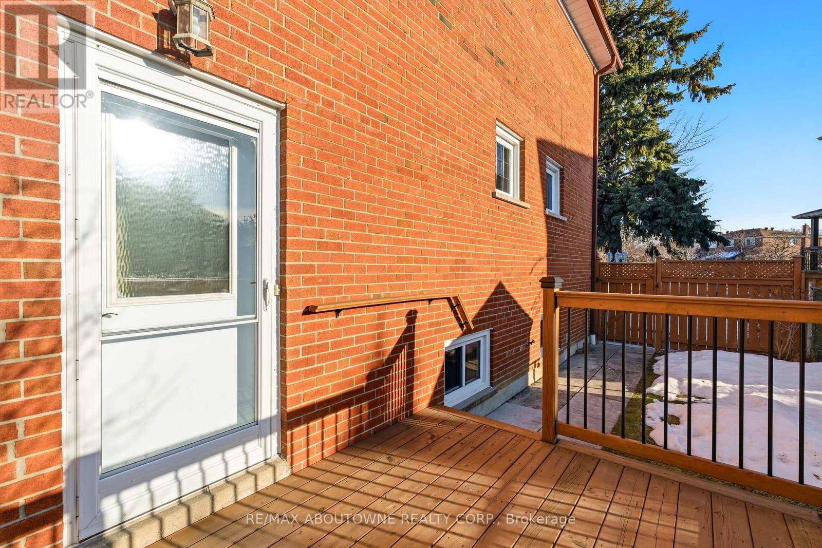 1015 Syeston Court, Mississauga, Ontario  L4Y 2W2 - Photo 43 - W12850128