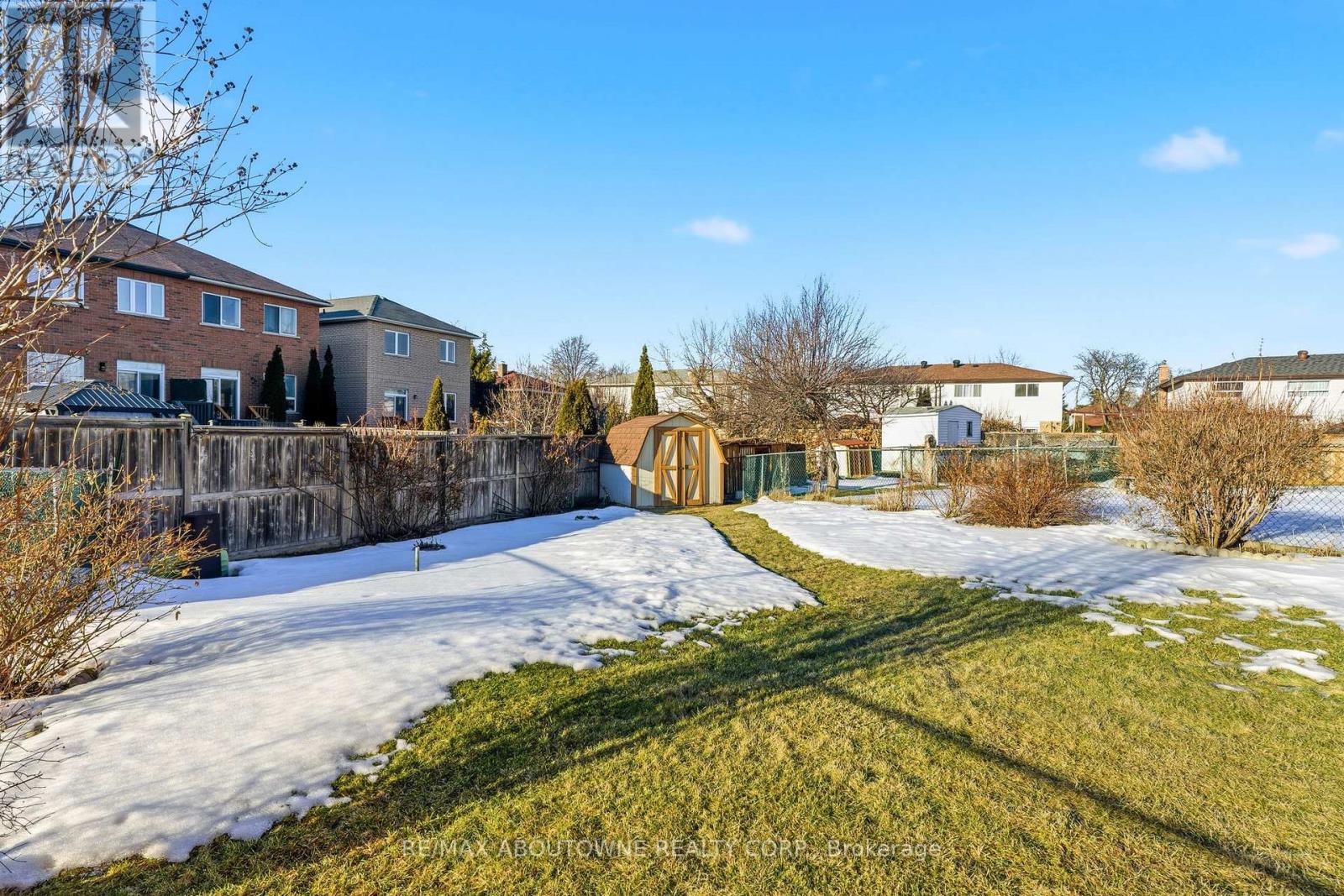 1015 Syeston Court, Mississauga, Ontario  L4Y 2W2 - Photo 44 - W12850128