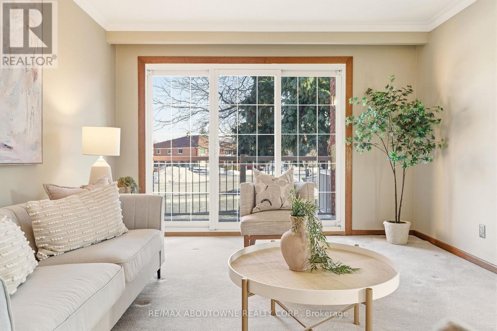 1015 Syeston Court, Mississauga, Ontario  L4Y 2W2 - Photo 5 - W12850128