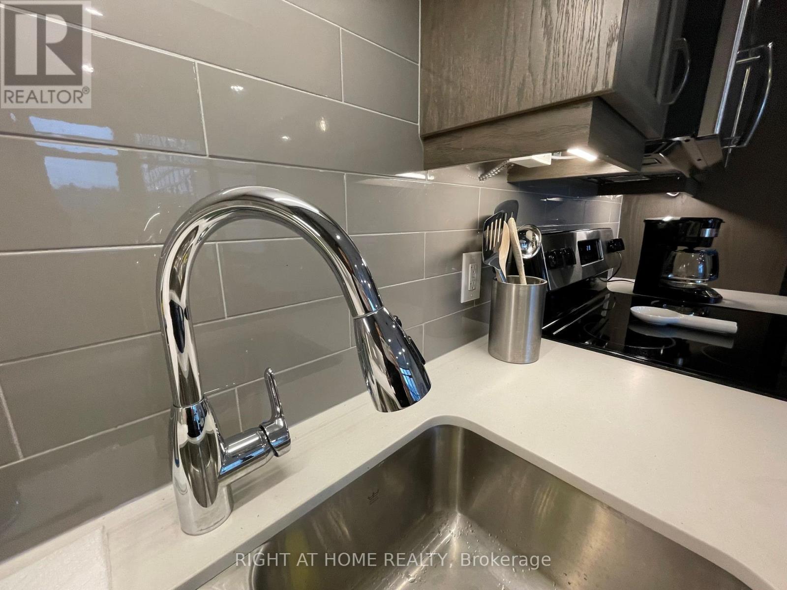 1015 - 118 King Street E, Hamilton, Ontario  L8N 0A9 - Photo 14 - X12849896