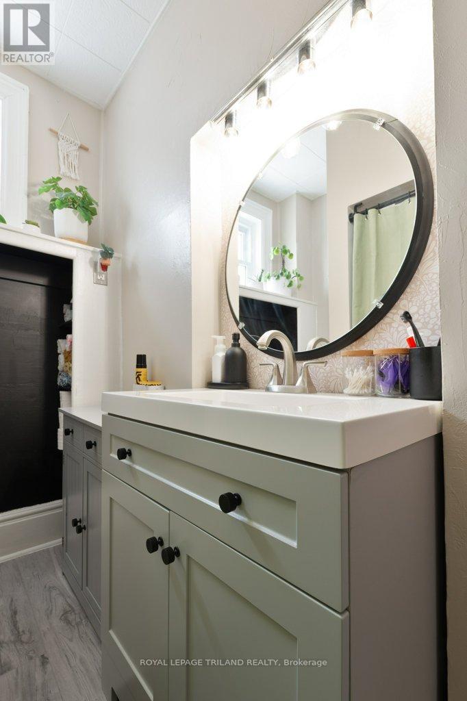 Photo 23 of 41 for 80 Edward Street