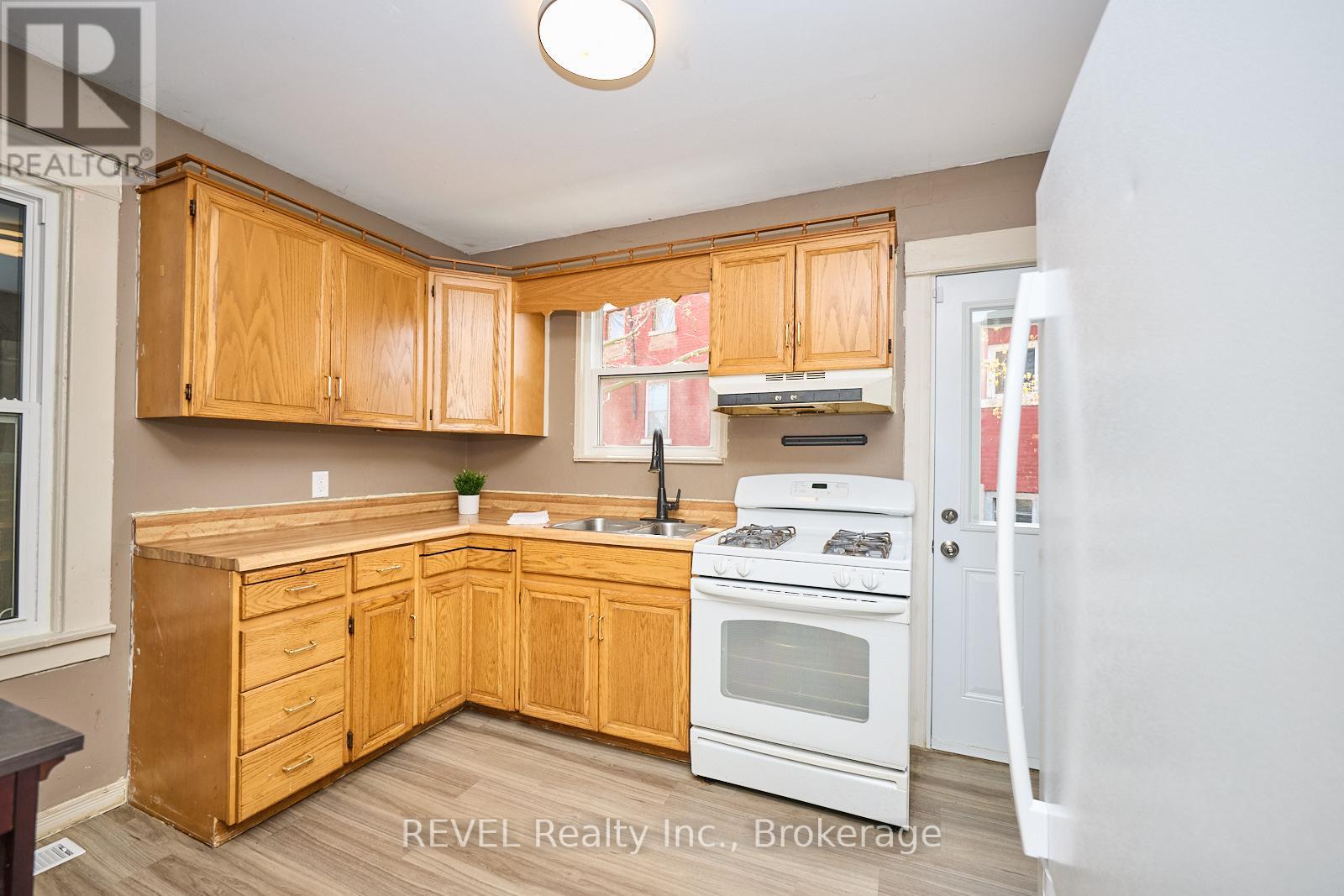 1 Berryman Avenue, St. Catharines, Ontario  L2R 3W8 - Photo 10 - X12850260