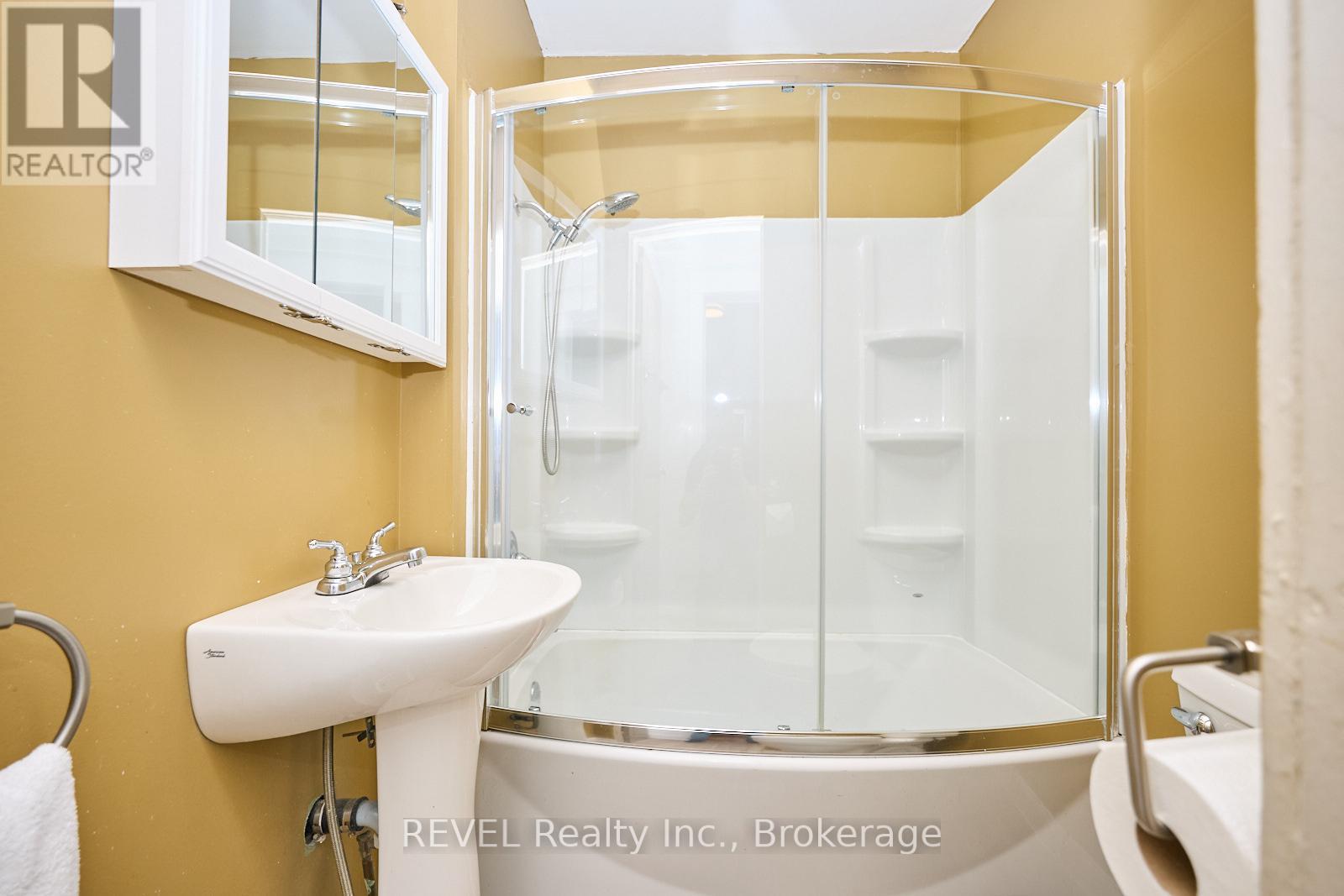 1 Berryman Avenue, St. Catharines, Ontario  L2R 3W8 - Photo 14 - X12850260