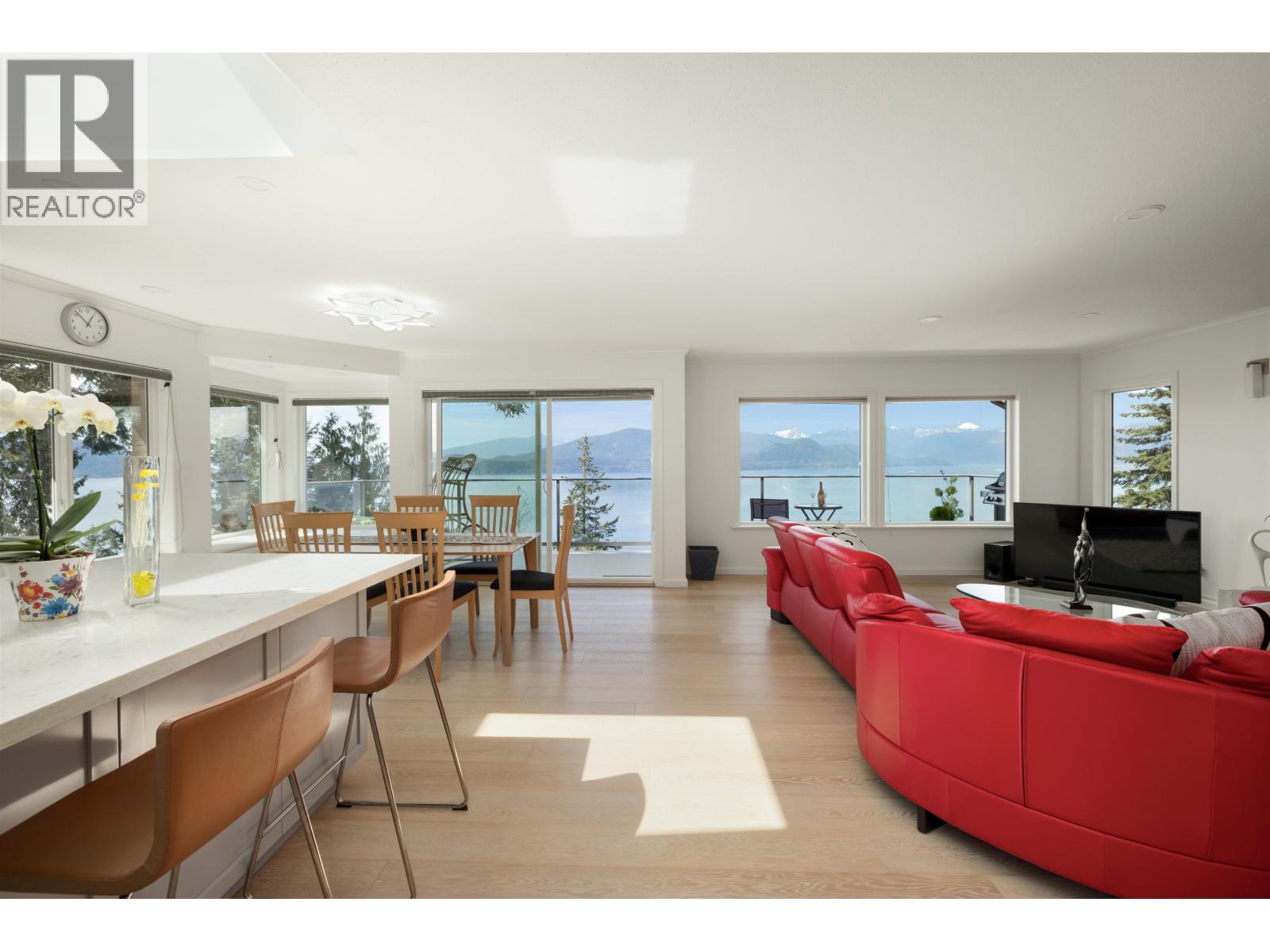 250 KELVIN GROVE WAY, Lions Bay, British Columbia