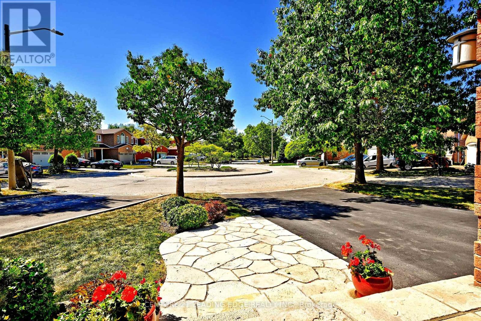 34 Pandora Court, Richmond Hill, Ontario  L4S 1J4 - Photo 4 - N12850254