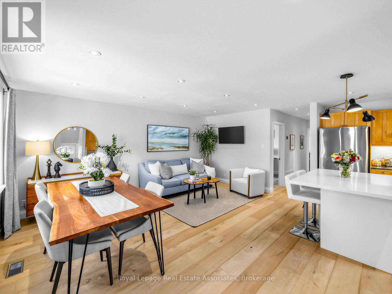 96 Angelene Street, Mississauga, Ontario  L5G 1X2 - Photo 4 - W12849254