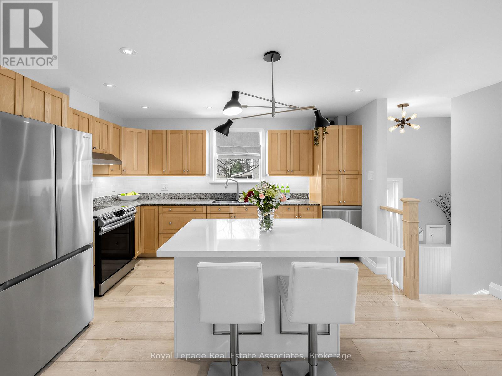 96 Angelene Street, Mississauga, Ontario  L5G 1X2 - Photo 8 - W12849254