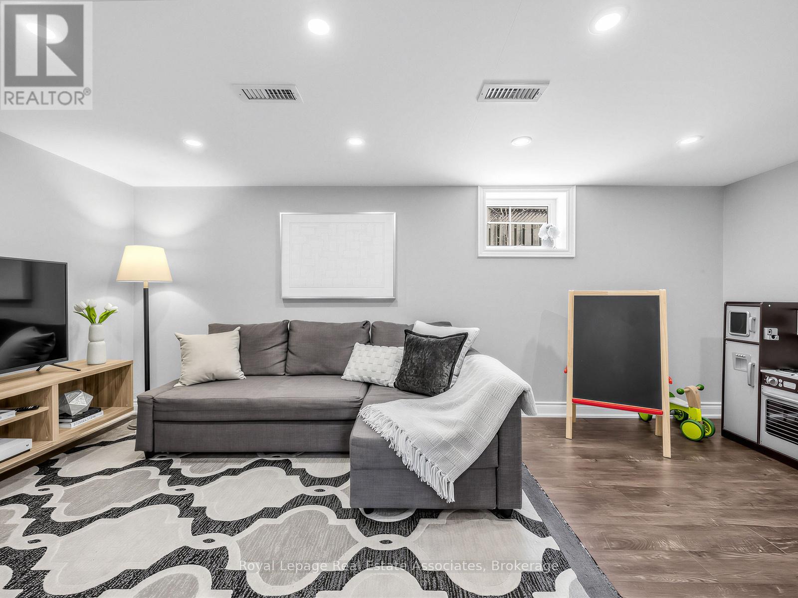 96 Angelene Street, Mississauga, Ontario  L5G 1X2 - Photo 20 - W12849254