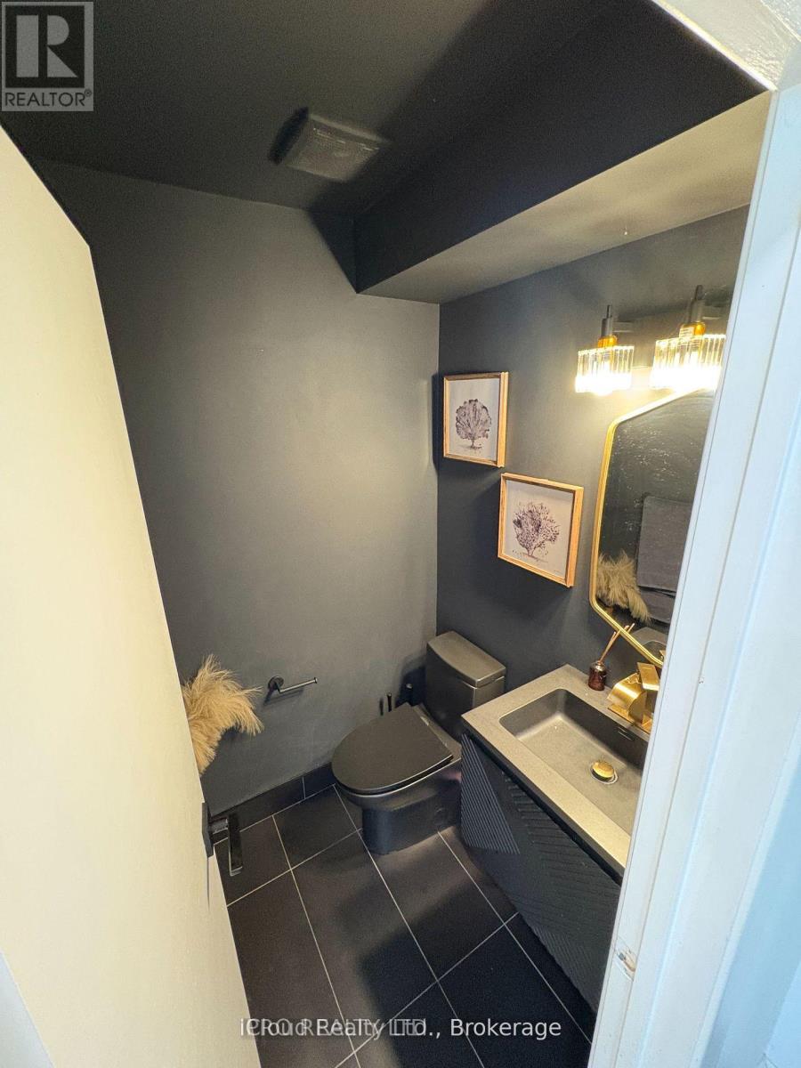 852 Thistle Down Court, Mississauga, Ontario  L5C 3K6 - Photo 4 - W12850216