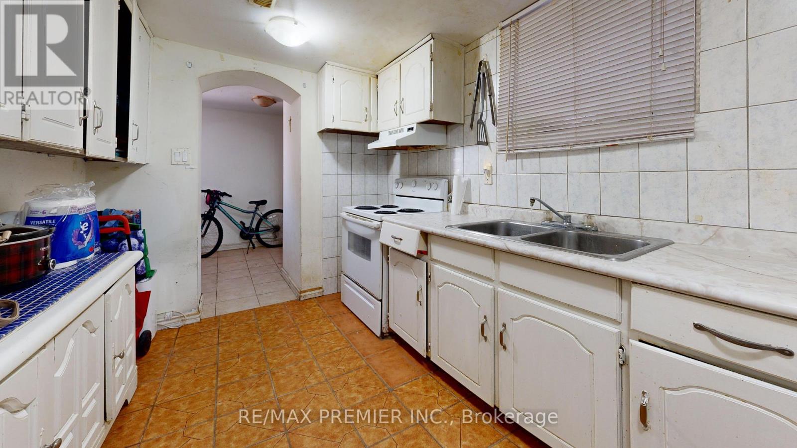 52 Montcalm Avenue, Toronto, Ontario  M6E 4N7 - Photo 17 - W12850226