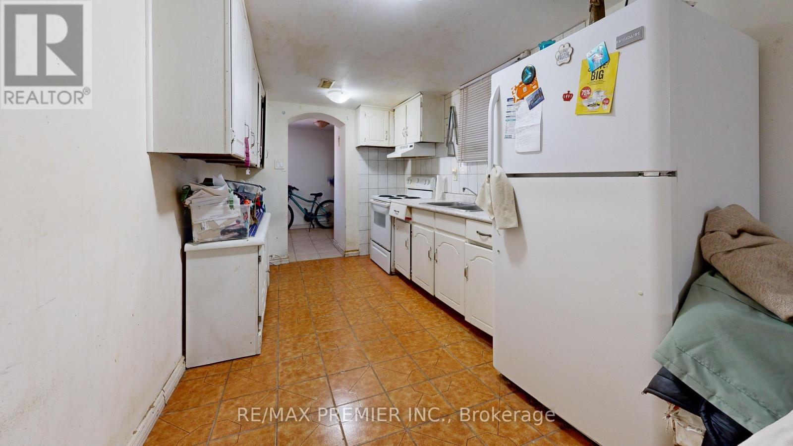 52 Montcalm Avenue, Toronto, Ontario  M6E 4N7 - Photo 19 - W12850226