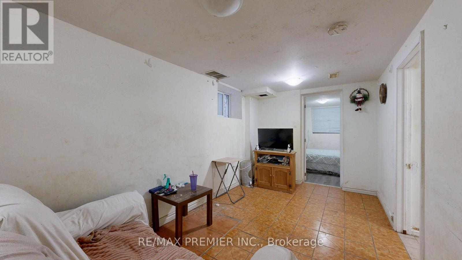 52 Montcalm Avenue, Toronto, Ontario  M6E 4N7 - Photo 37 - W12850226