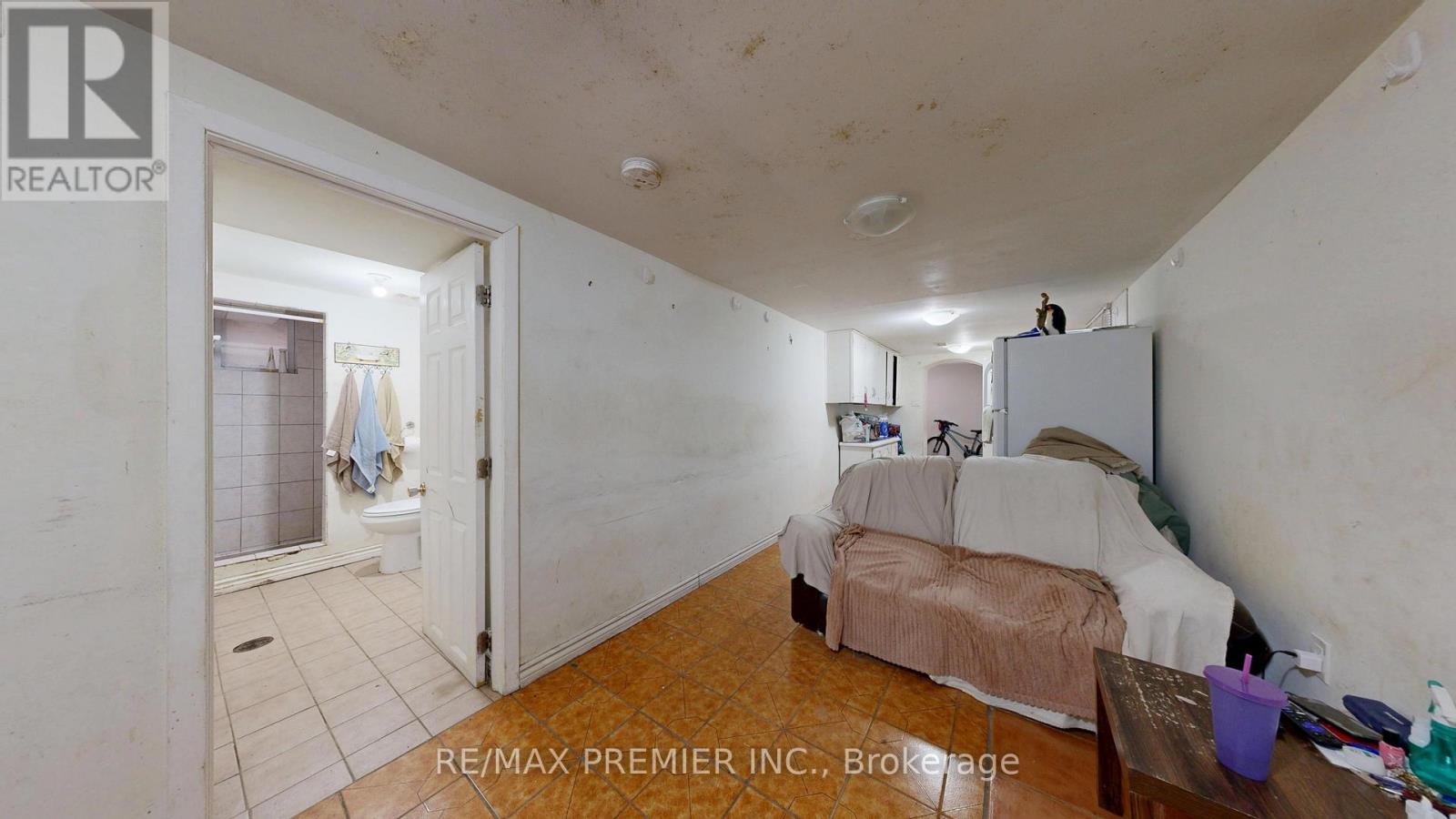 52 Montcalm Avenue, Toronto, Ontario  M6E 4N7 - Photo 38 - W12850226