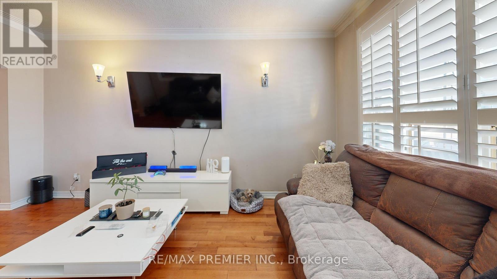 52 Montcalm Avenue, Toronto, Ontario  M6E 4N7 - Photo 6 - W12850226