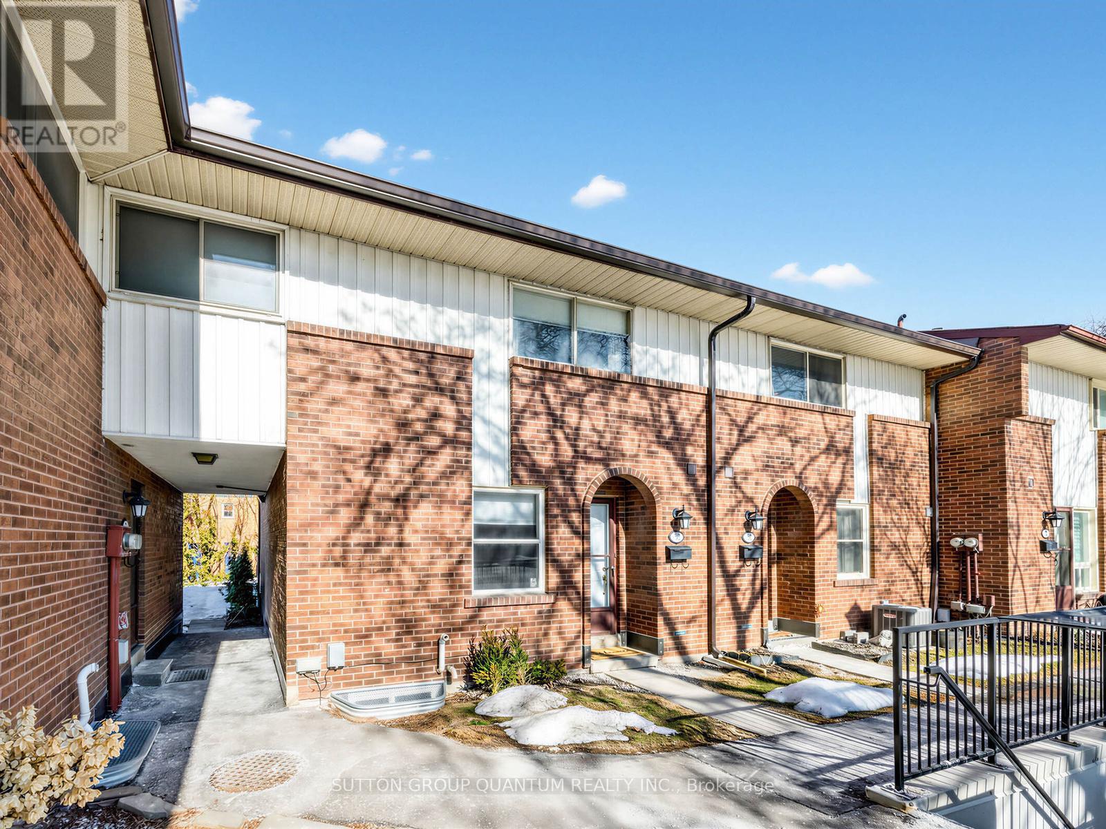 30 - 3665 Flamewood Drive, Mississauga, Ontario  L4Y 3P5 - Photo 1 - W12850270