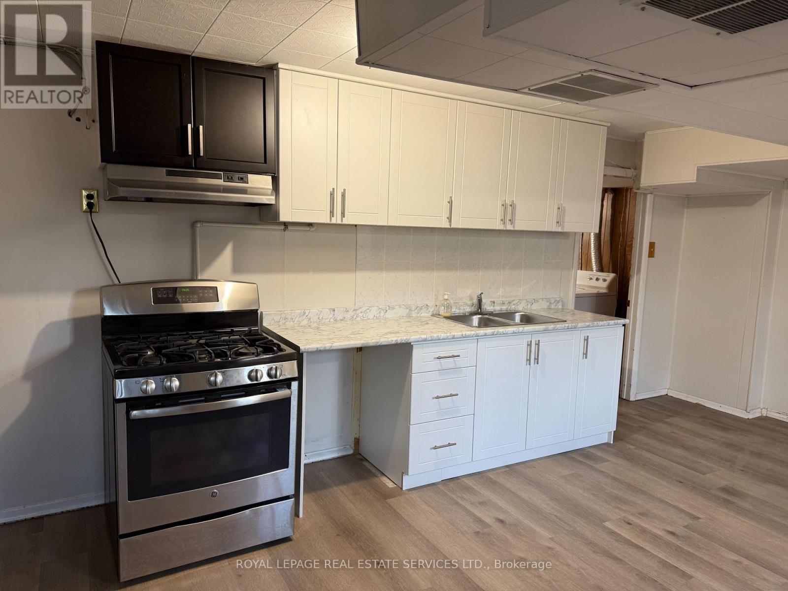 365 Sandhurst Drive, Oakville, Ontario  L6L 4L1 - Photo 15 - W12850302