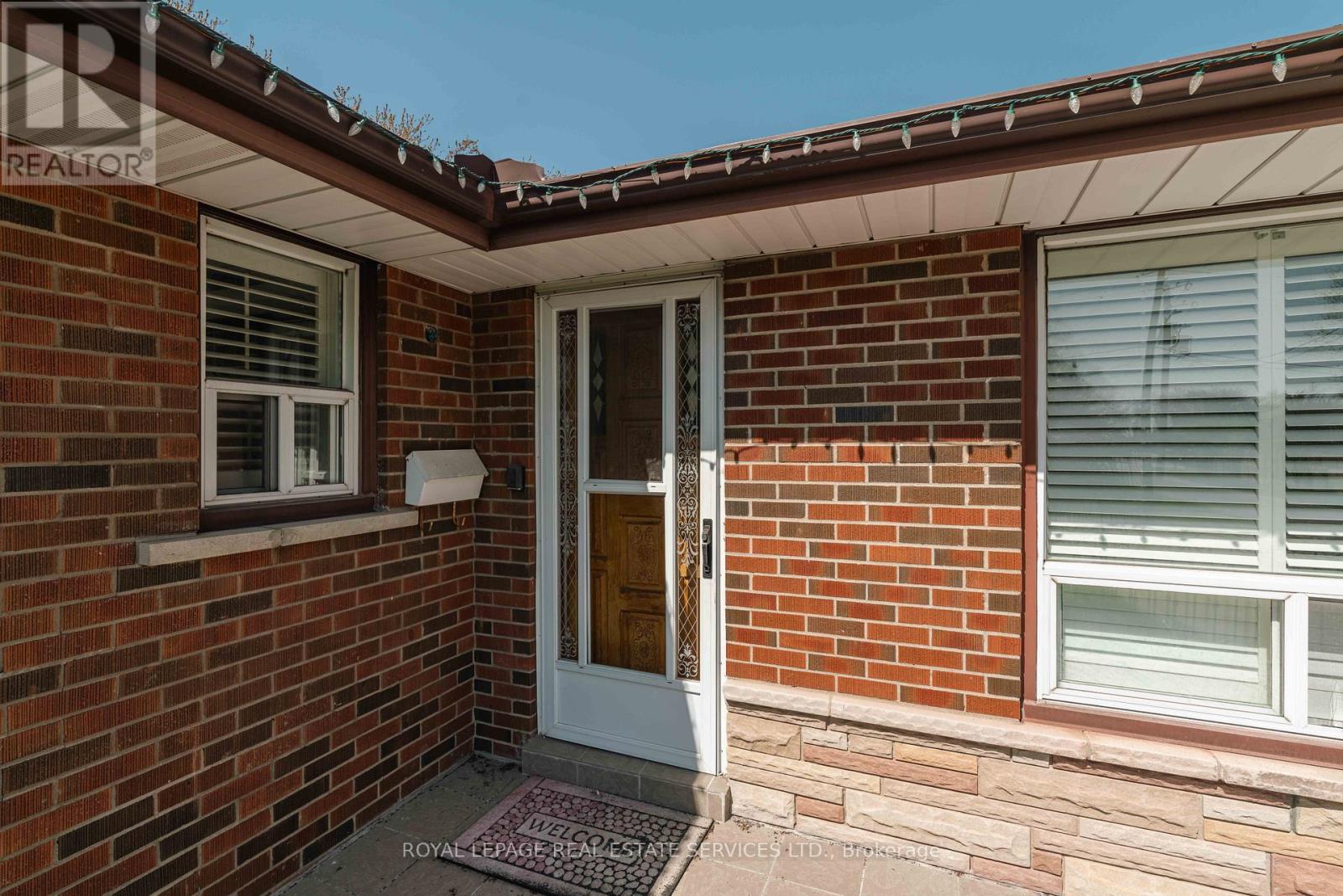 365 Sandhurst Drive, Oakville, Ontario  L6L 4L1 - Photo 6 - W12850302