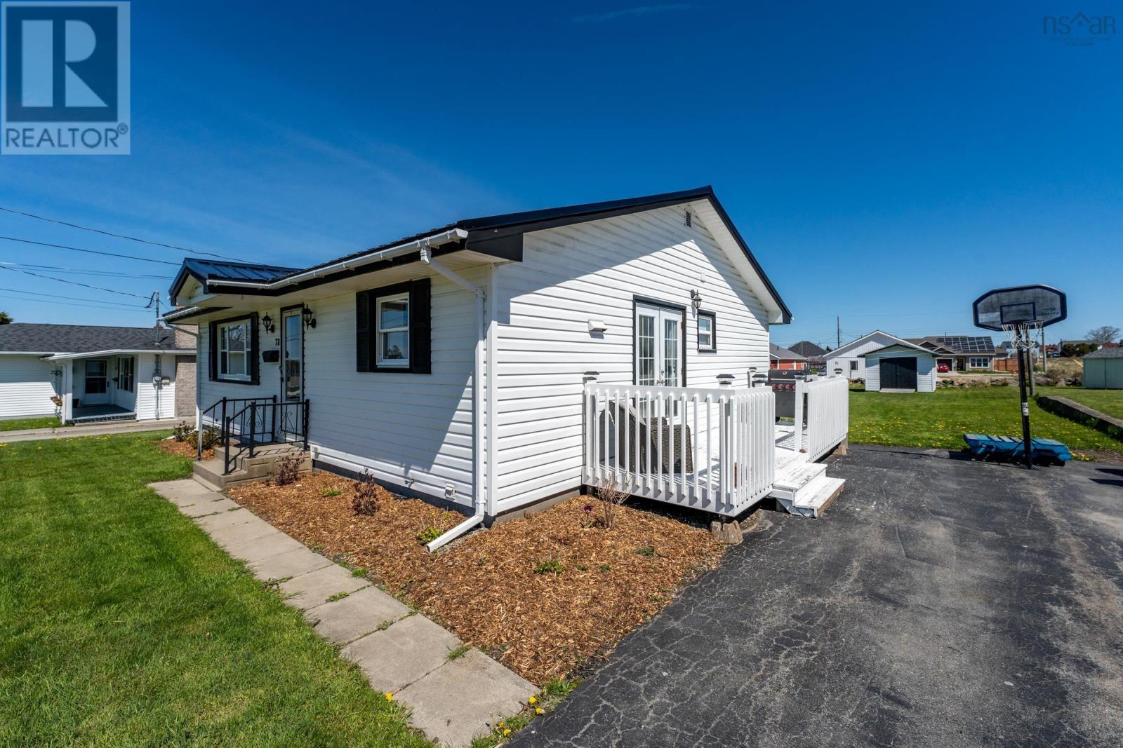 72 Hibernia Street, Yarmouth, Nova Scotia  B5A 2M6 - Photo 12 - 202603911