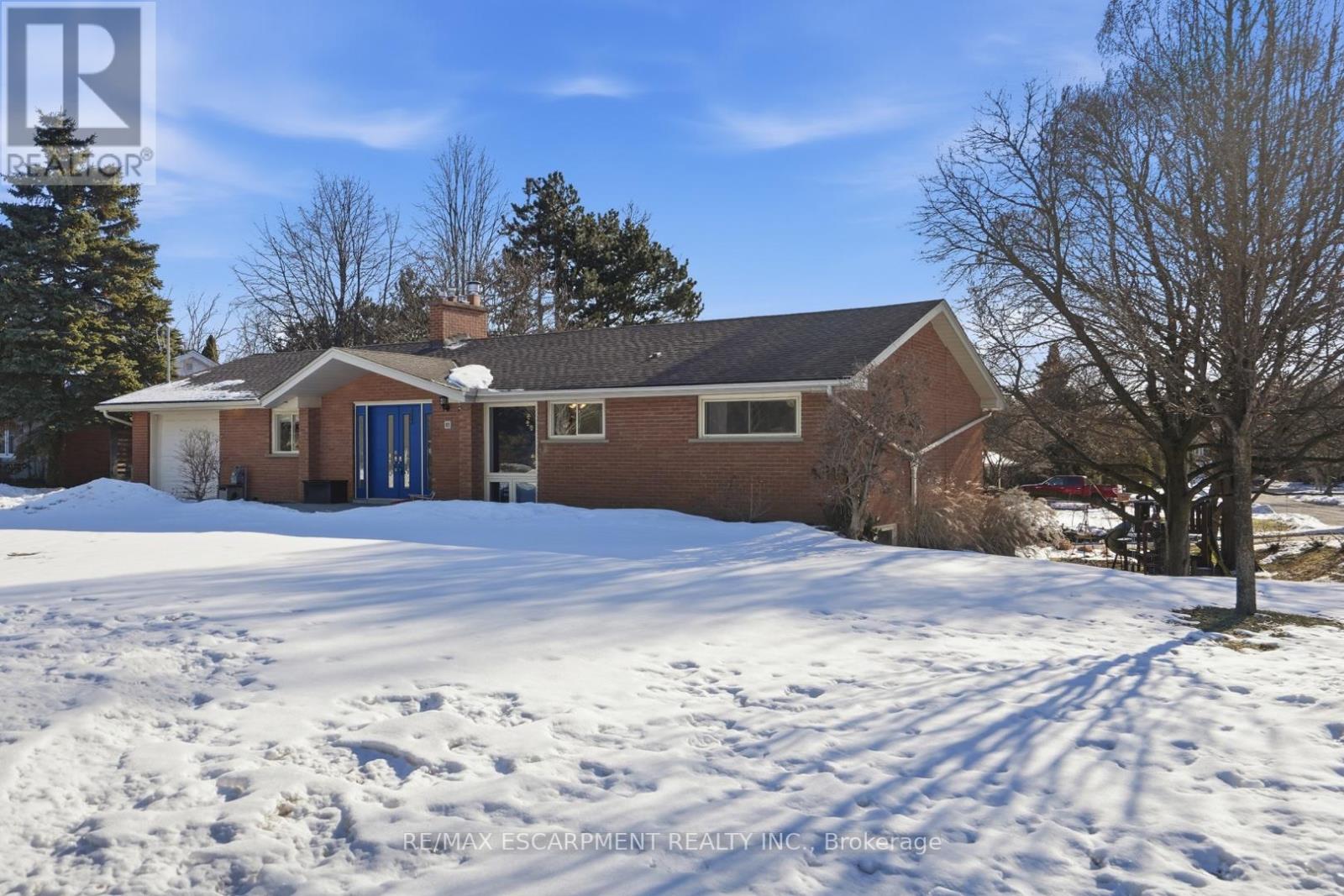 81 Thomson Drive, Hamilton, Ontario  L8B 0G5 - Photo 2 - X12850284