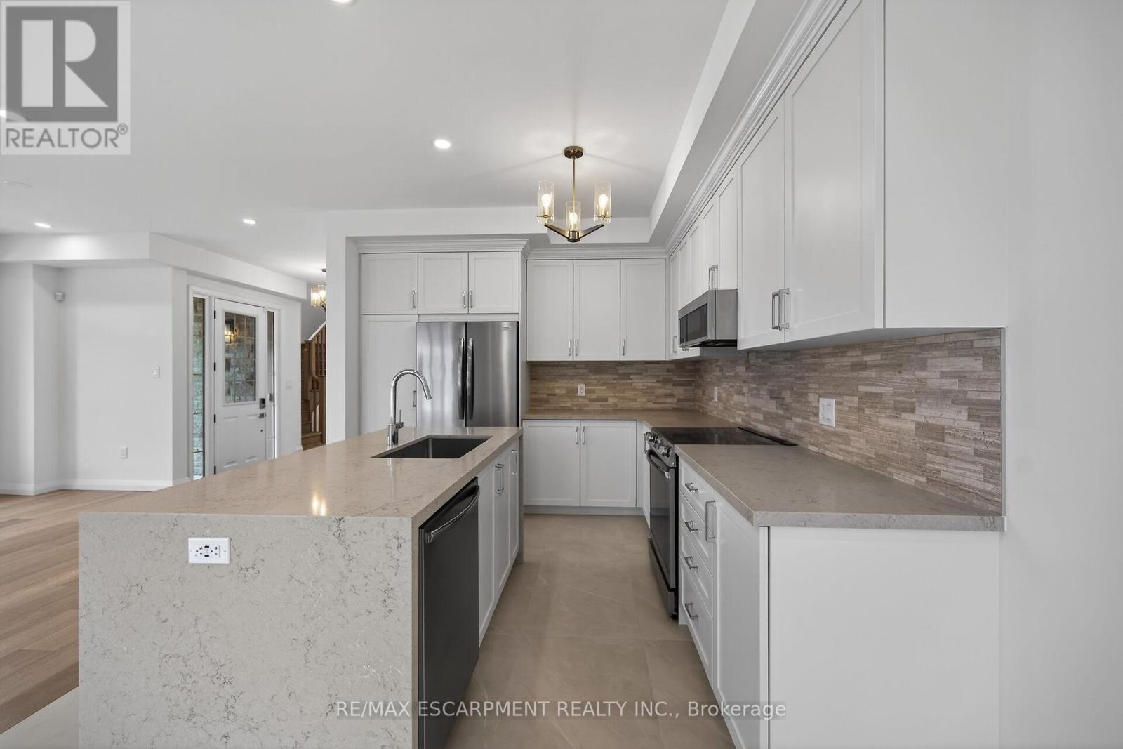 43 Shady Oaks Trail, Hamilton, Ontario  L9B 0E9 - Photo 12 - X12850290