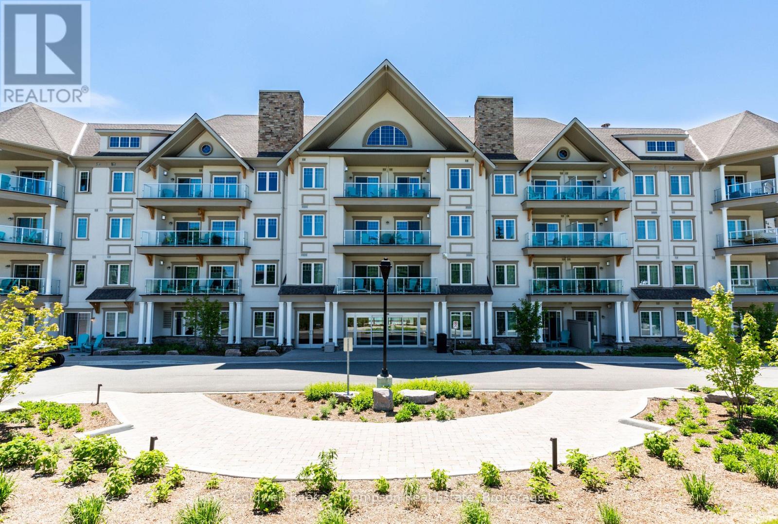 <div class="slider-price">$619,000</div><p>404 - 25 Pen Lake Point Road, Huntsville, Ontario</p>