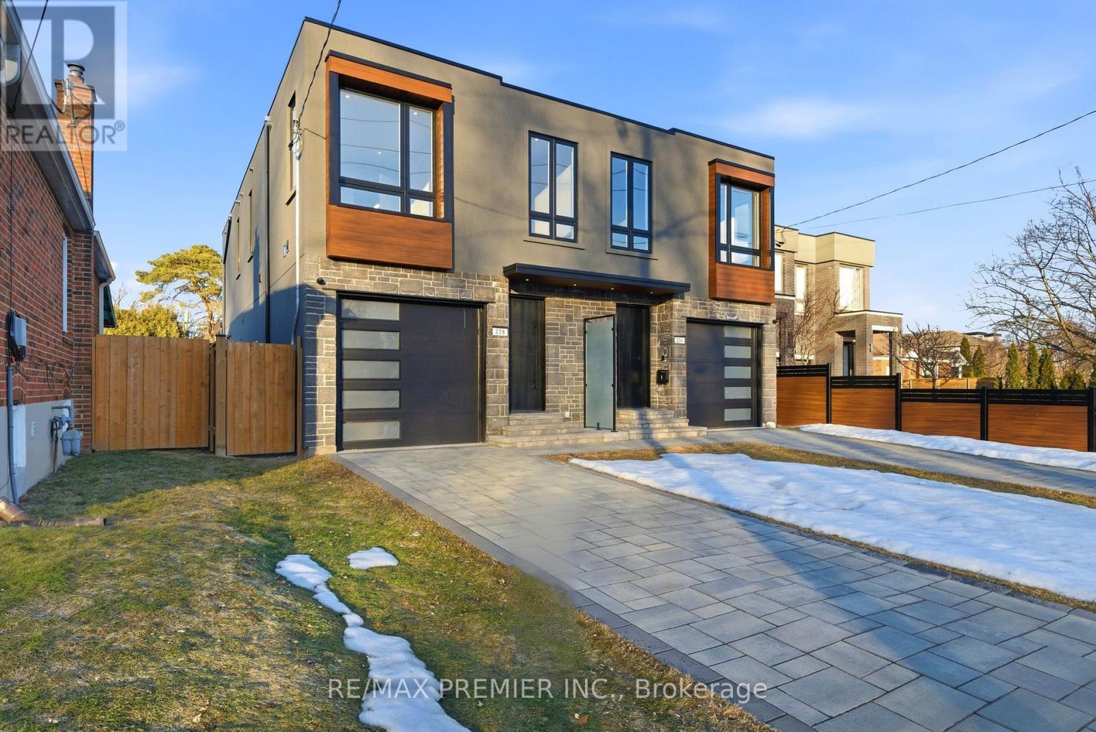 23b Maple Avenue N, Mississauga, Ontario  L5H 2S1 - Photo 2 - W12849620