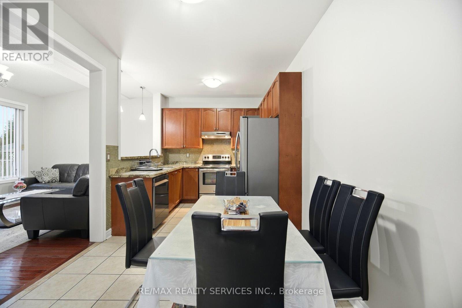 31 Seahorse Avenue, Brampton, Ontario  L6V 4N7 - Photo 8 - W12848200