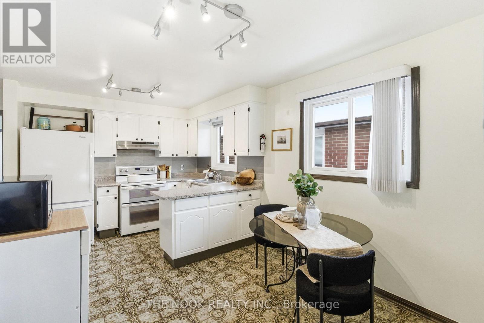 43 Prouse Drive, Brampton (Brampton North), Ontario  L6V 3A3 - Photo 5 - W12850354