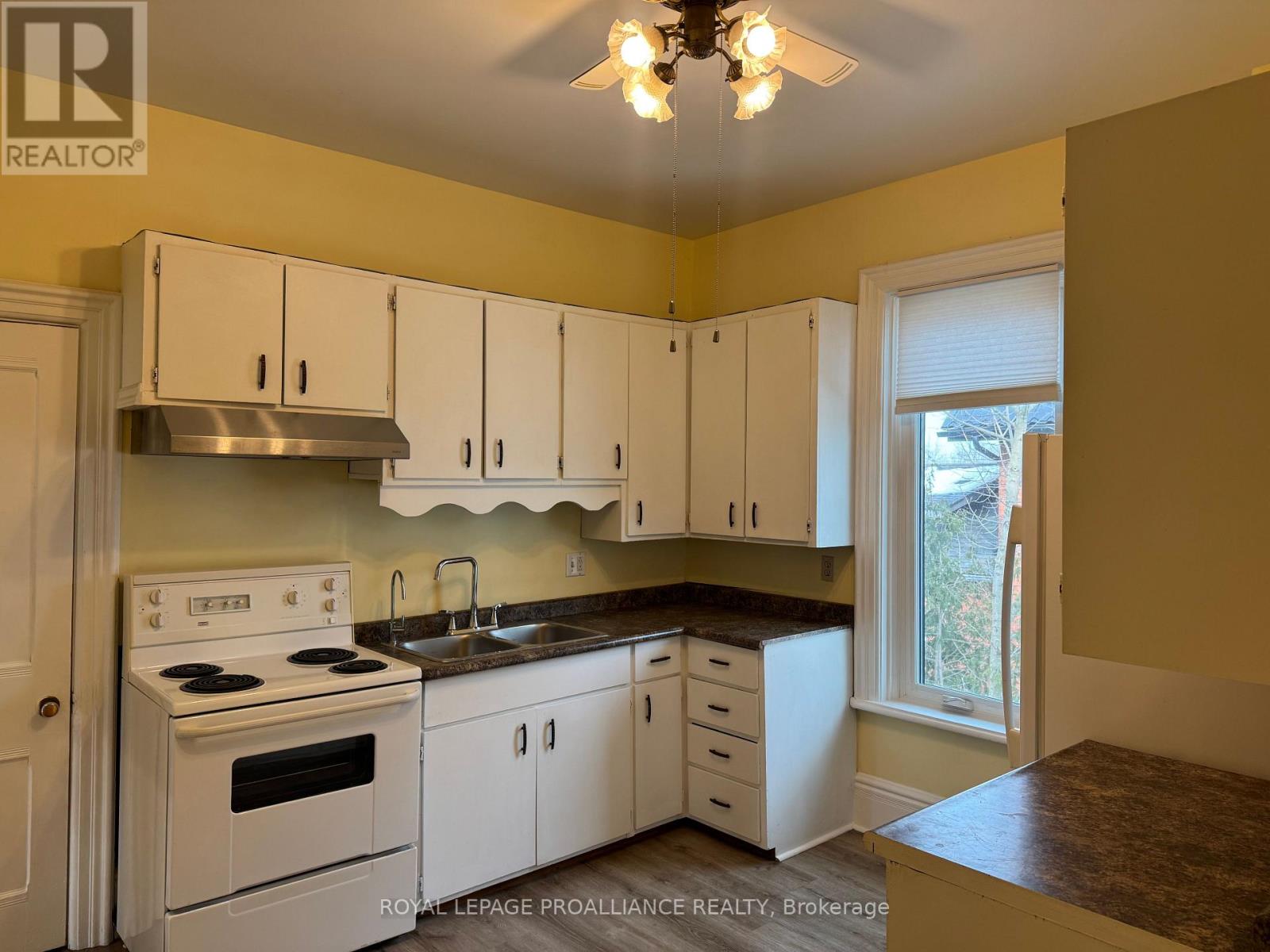 36 Sussex Street N, Kawartha Lakes, Ontario  K9V 3N7 - Photo 9 - X12850542