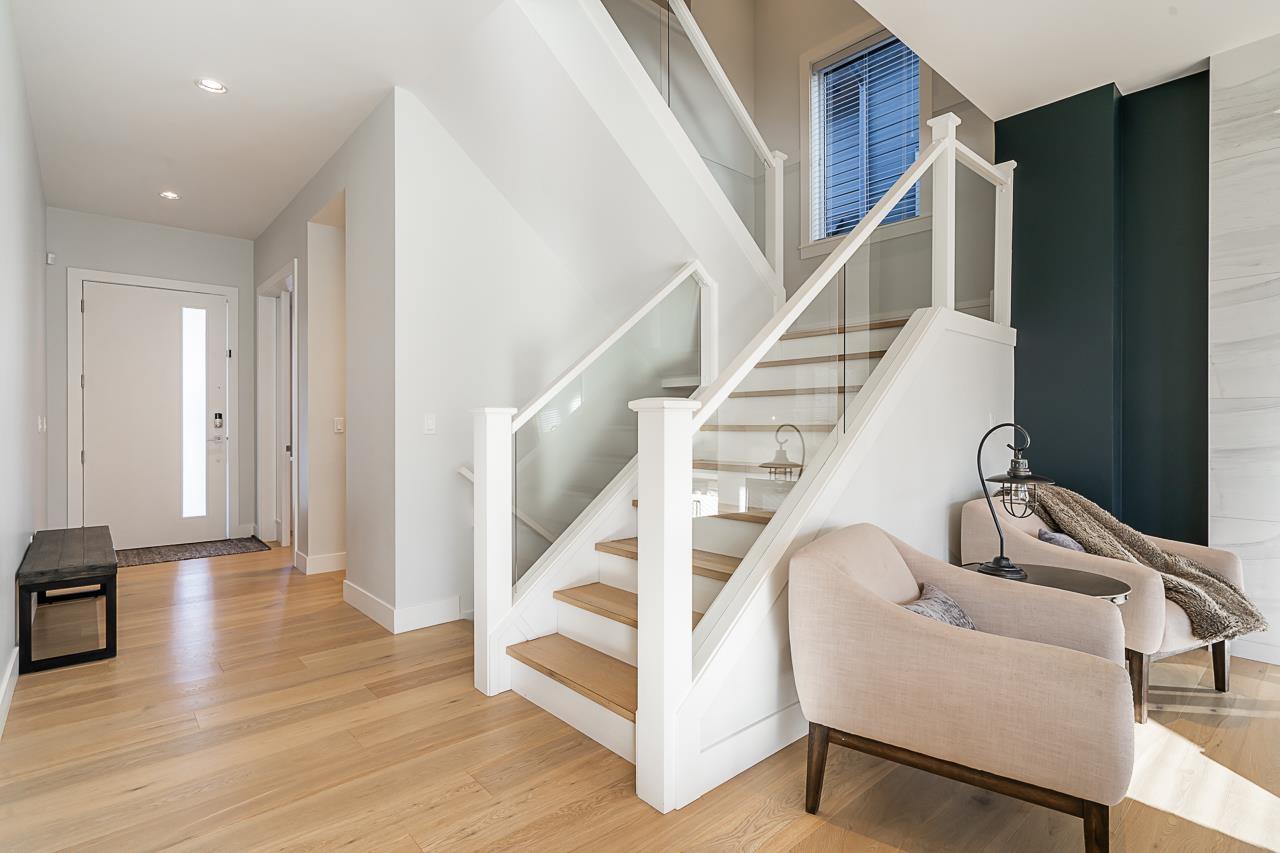 16752 17a Avenue, Surrey, British Columbia  V3Z 0T3 - Photo 2 - R3095643