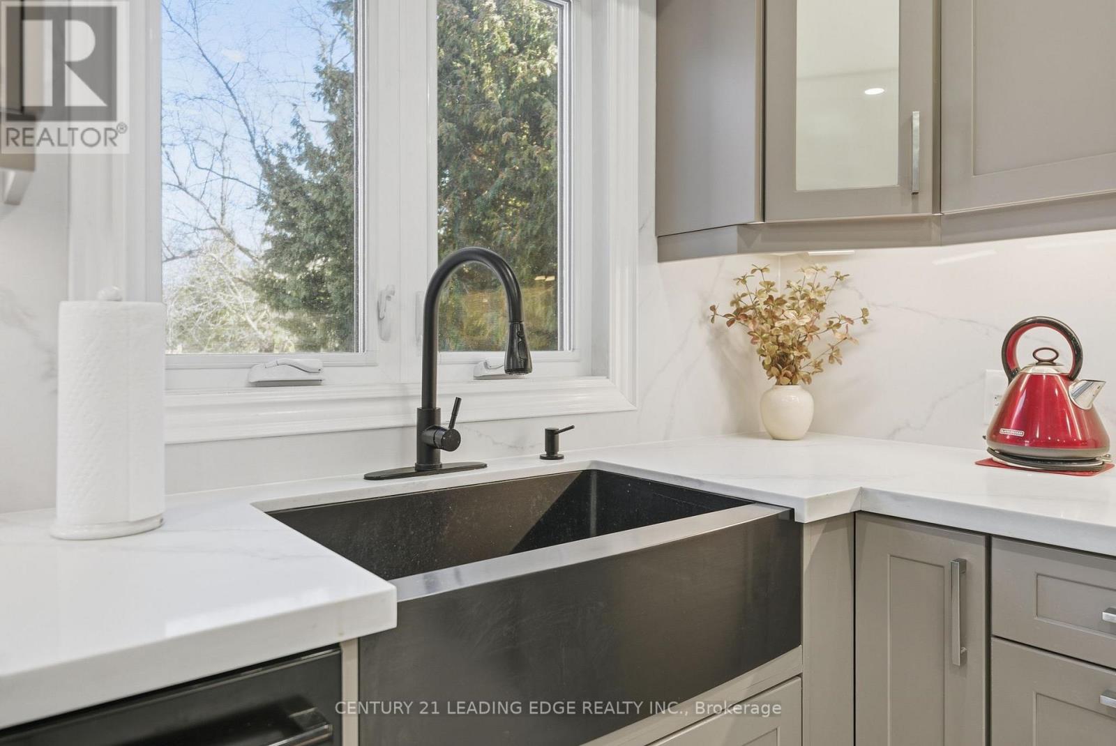 65 Forest Heights Street, Whitby, Ontario  L1R 1X4 - Photo 12 - E12850412