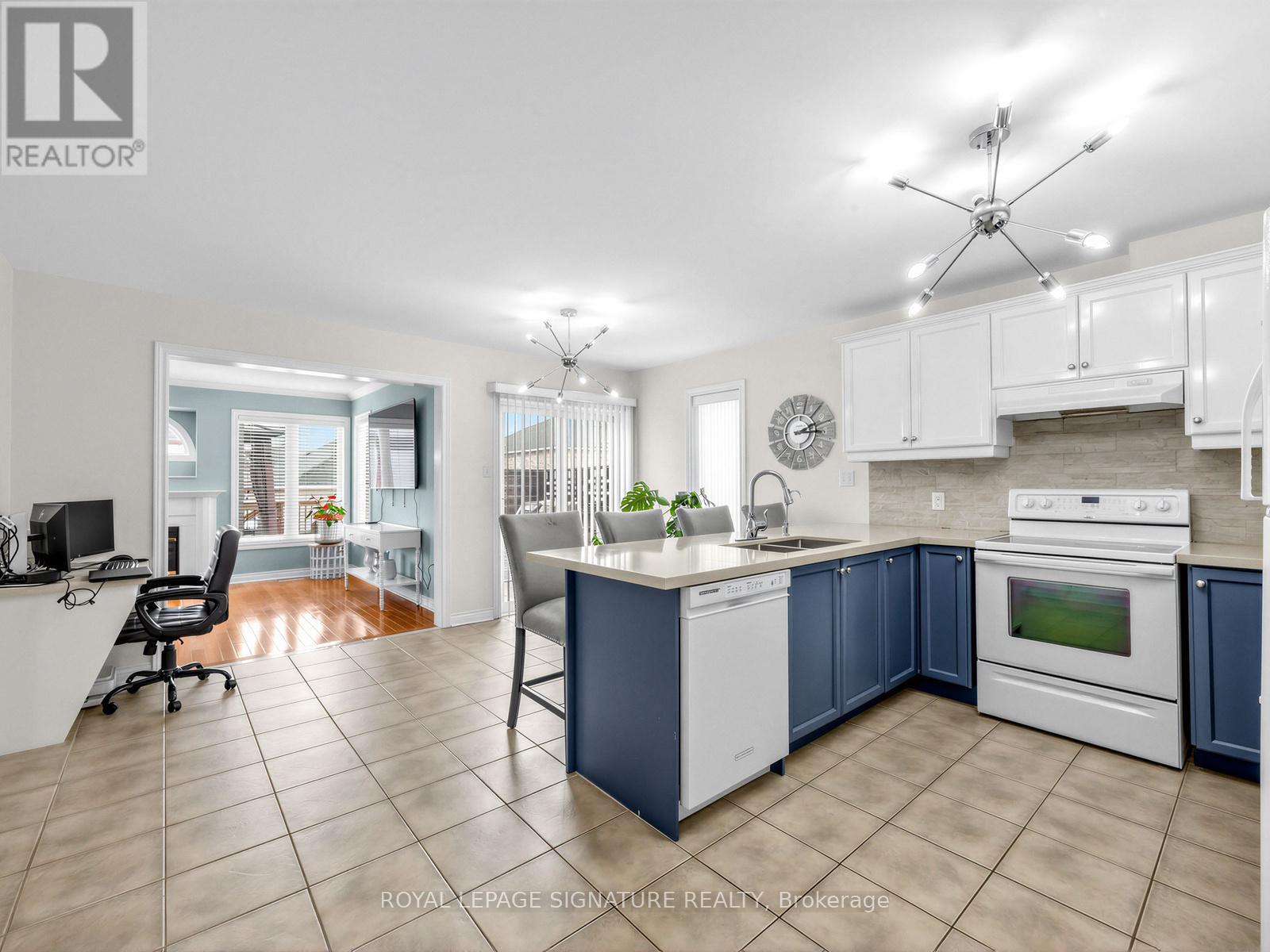 30 Root Crescent, Ajax, Ontario  L1T 4J8 - Photo 9 - E12850472