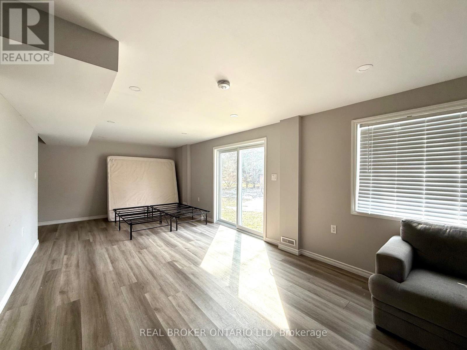 8 Alexander Circle, Strathroy-Caradoc, Ontario  N7G 0B4 - Photo 18 - X12847490