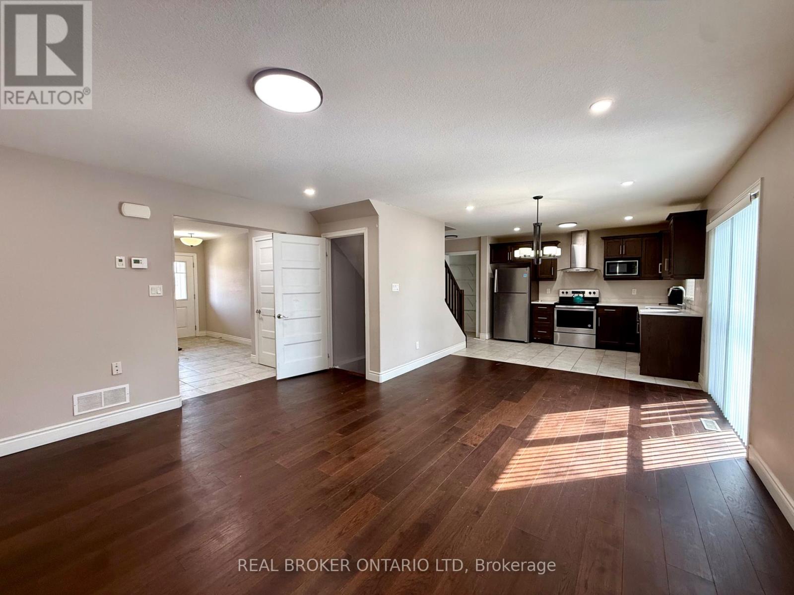 8 Alexander Circle, Strathroy-Caradoc, Ontario  N7G 0B4 - Photo 2 - X12847490