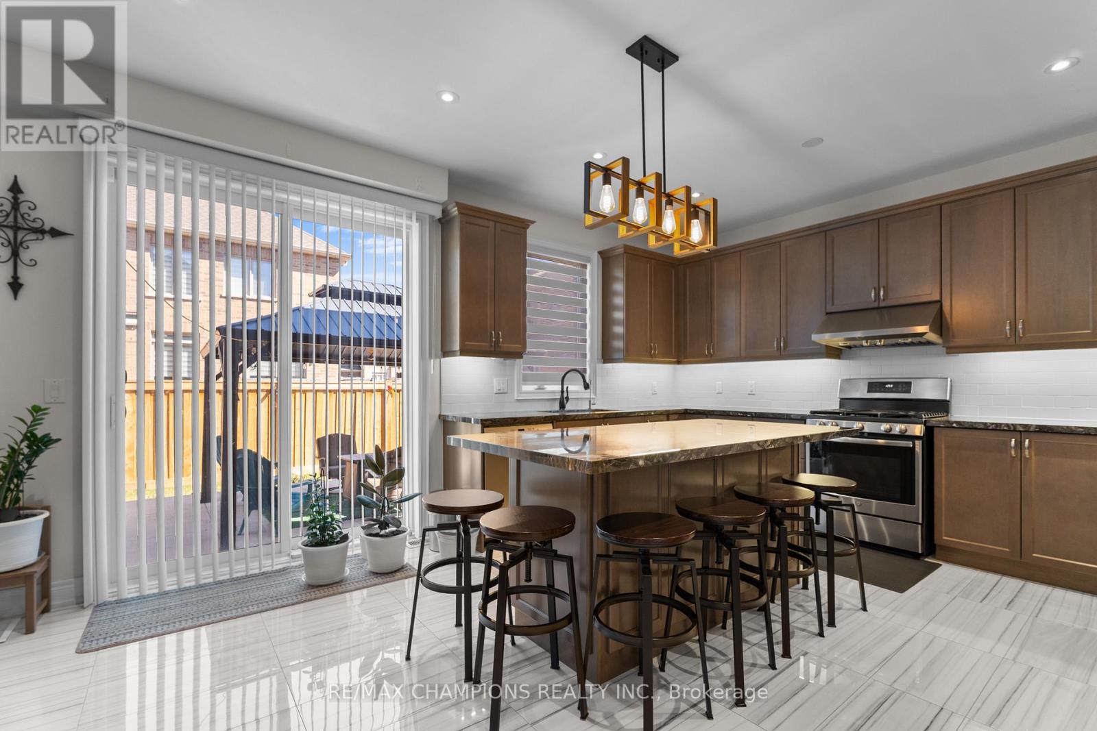 151 Russell Creek Drive, Brampton, Ontario  L6R 4B4 - Photo 9 - W12830992