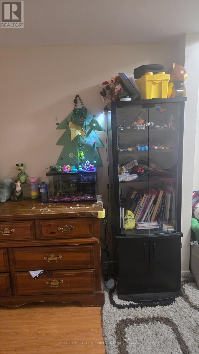 68 Pennyroyal Crescent, Brampton, Ontario  L6S 6J6 - Photo 5 - W12850350