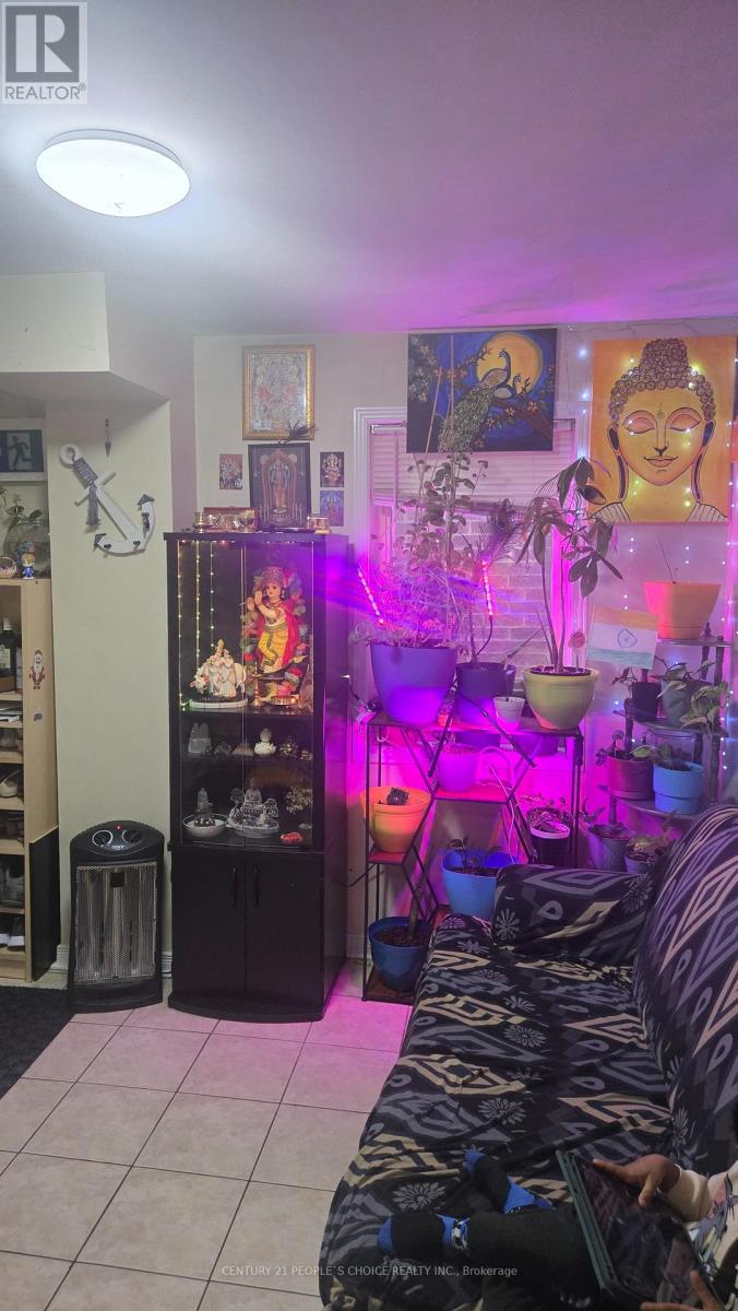 68 Pennyroyal Crescent, Brampton, Ontario  L6S 6J6 - Photo 6 - W12850350